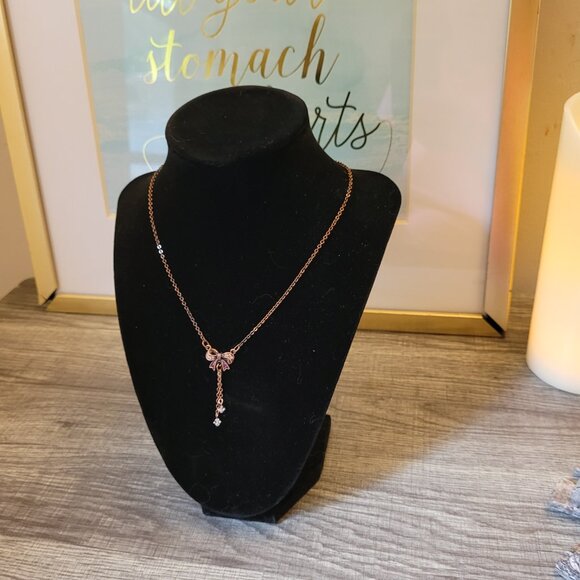 Dainty bow necklace - Picture 2 of 2